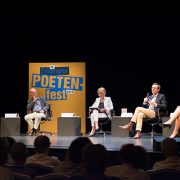 Sonntagsmatinee: Welt Macht Verschiebungen Podiumsdiskussion mit (vlnr) Susanne Koelbl, Wolfgang Dietrich, Ulrike Ackermann (Moderation), Christoph von Marschall und Nicole Deitelhoff Copyright: Erlanger Poetenfest – Foto: Erich Malter, 2018